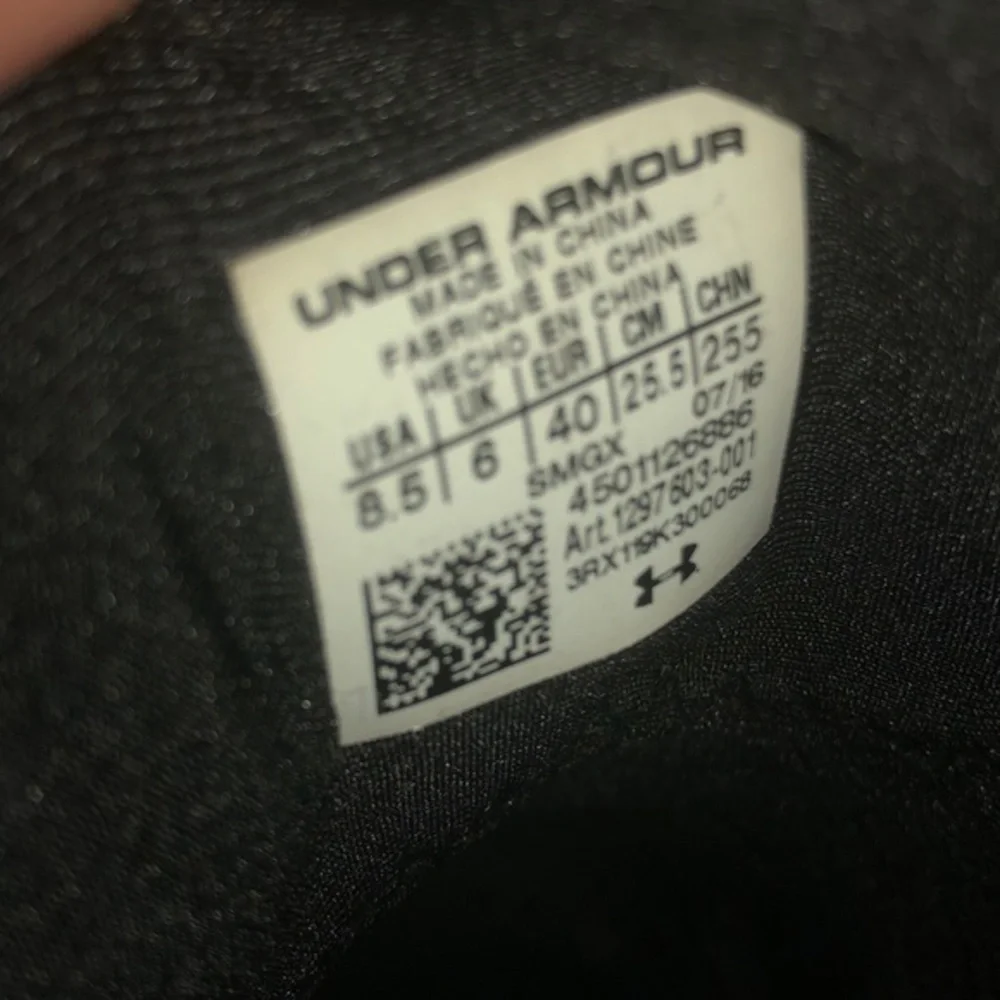 Under Armor Black & White Sneakers Shoes size 8.5
